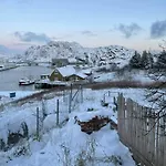 Dom wakacyjny Modern Tinyhouse With Views Over Harbour Skrova