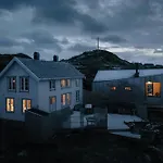 Modern Tinyhouse With Views Over Harbour Skrova