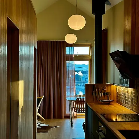 Modern Tinyhouse With Views Over Skrova Harbour